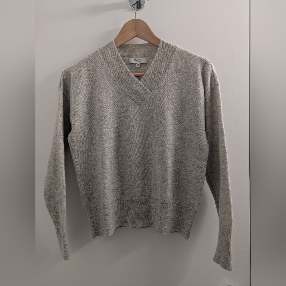 Madewell Light Gray V-Neck Cashmere Sweater with Ribbed Detailing Size XS